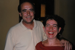 Joan Manuel Serrat cenando en casa de los Mussa-Caleca, aquí con Marianna